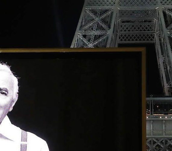 ecran geant LED Supervision Charles Aznavour Tour Eiffel