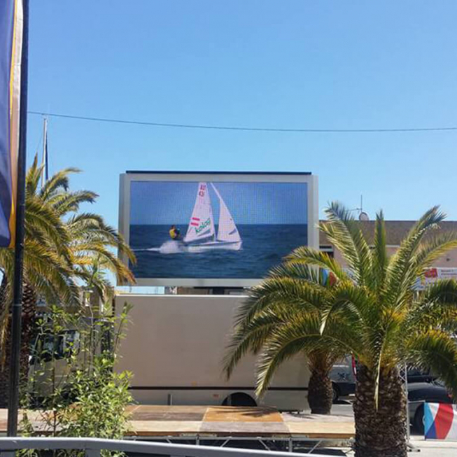 LM11Trailer mounted LED screen on rotating mast