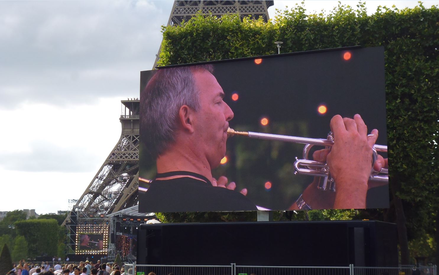 Giant LED screen outdoor Supervision Concert de Paris Tour Eiffel