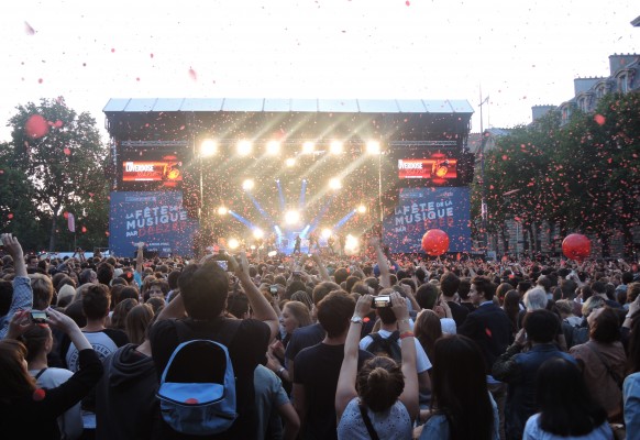Modular giant LED screen M10 SUPERVISION Fête de la Musique République