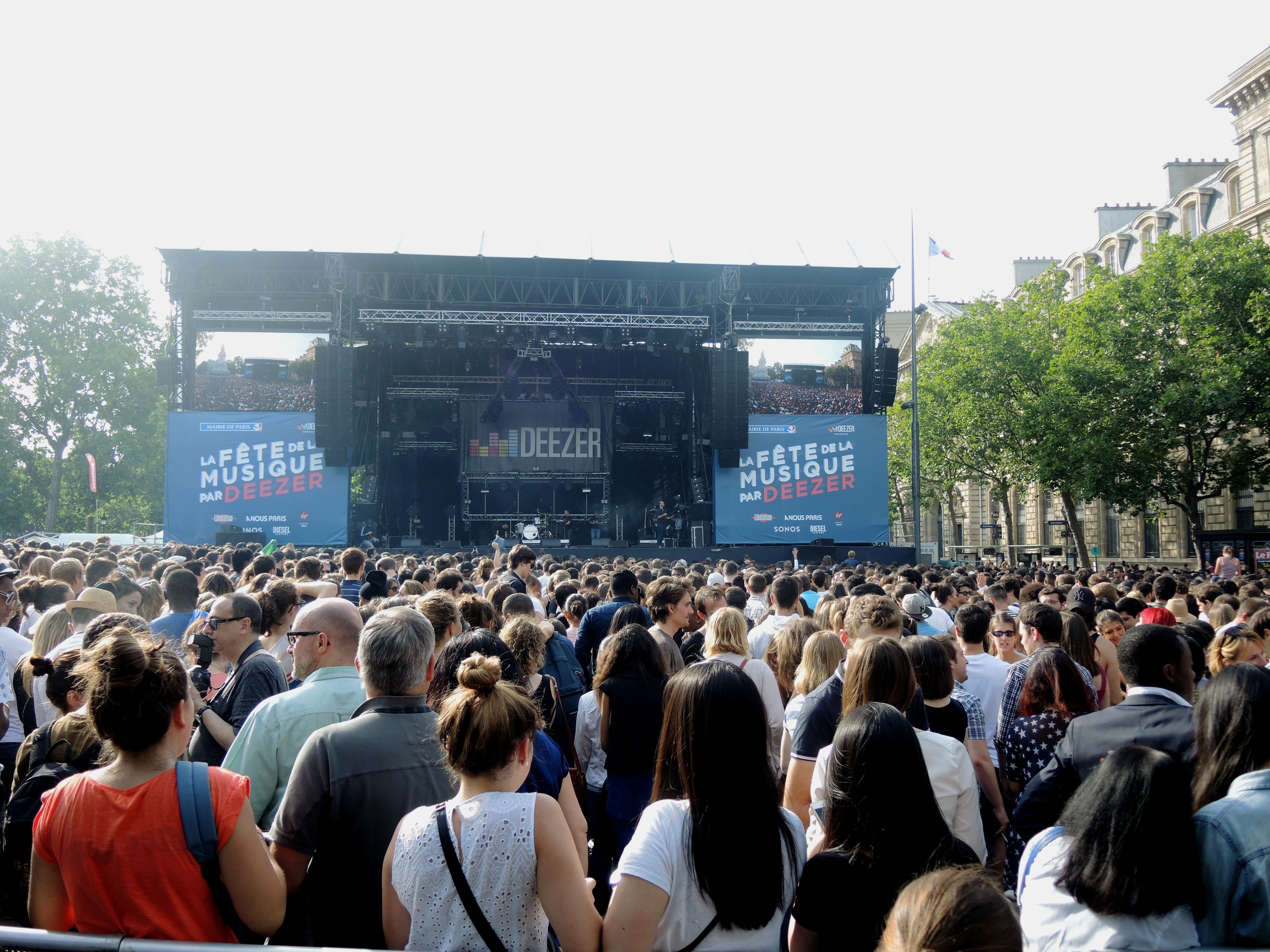 Ecran géant LED modulaire SUPERVISION M10 Fête de la Musique par Deezer Place de la République