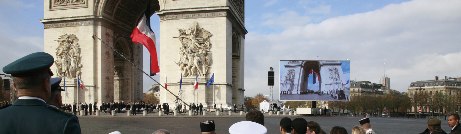 Mobile giant LED screen SUPERVISION LM62 LM103 Commémoration 11 novembre Arc de Triomphe Paris