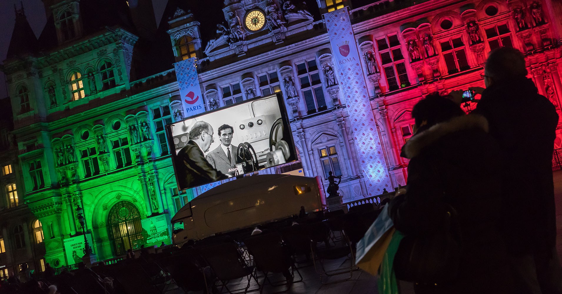 Ecran géant LED SUPERVISION LMB46 Parvis de l'Hôtel de Ville de Paris