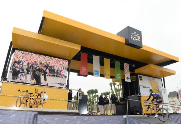 Giant modular LED screen SUPERVISION M5.8 Tour de France 2016 Podium des signatures