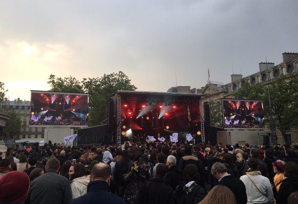 Pantallas gigantes LED outdoor Supervision LMC30duo SOS racisme Place de la République