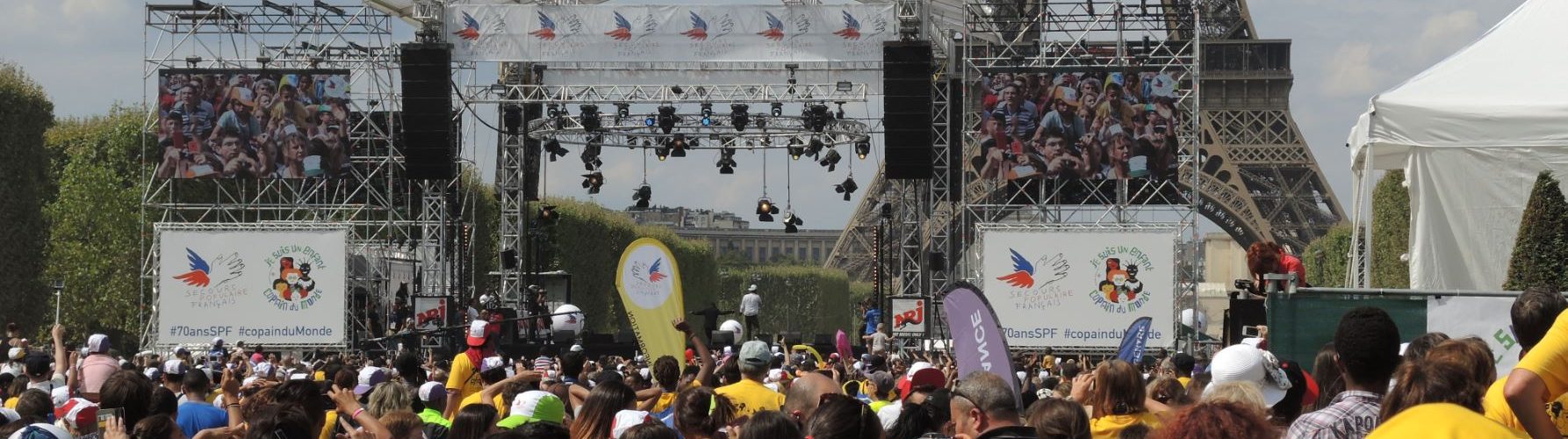 Giant LED screen outdoor Supervision M10 Journée des Oubliés des Vacances Tour Eiffel