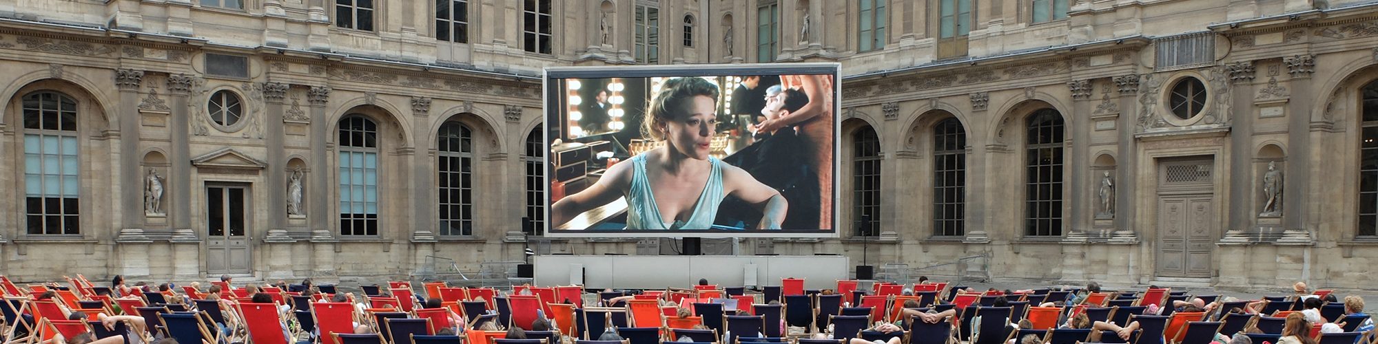 Pantalla gigante Supervision Festival Paris l'été Le Louvre