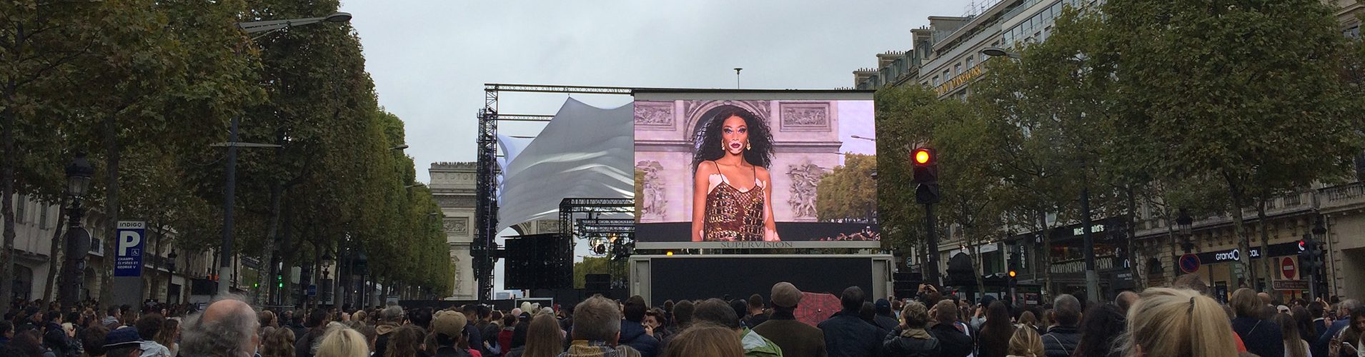 Giant LED screen Supervision LMC30 Défilé L'Oréal Paris Fashion Week Champs Elysées