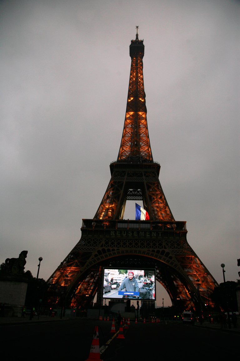 ecran_geant_supervision_hommage_parisiens_mairie_de_paris_LM62