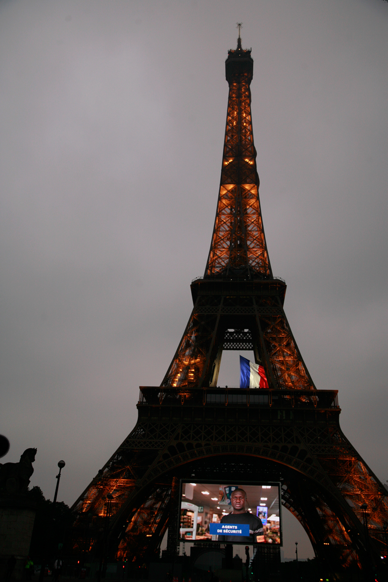 ecran_geant_supervision_hommage_parisiens_mairie_de_paris_LM62