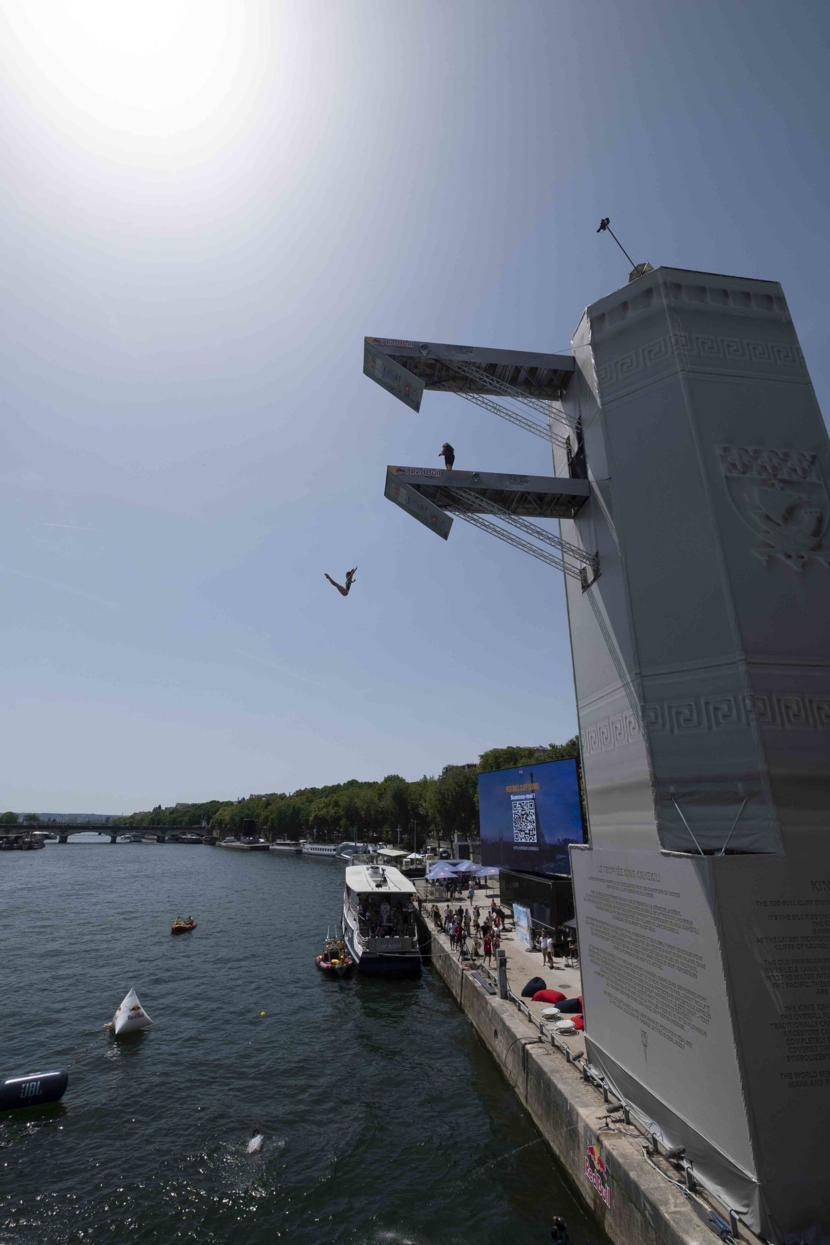 ecran-geant-led-supervision-redbull-cliffdiving-paris-lm103