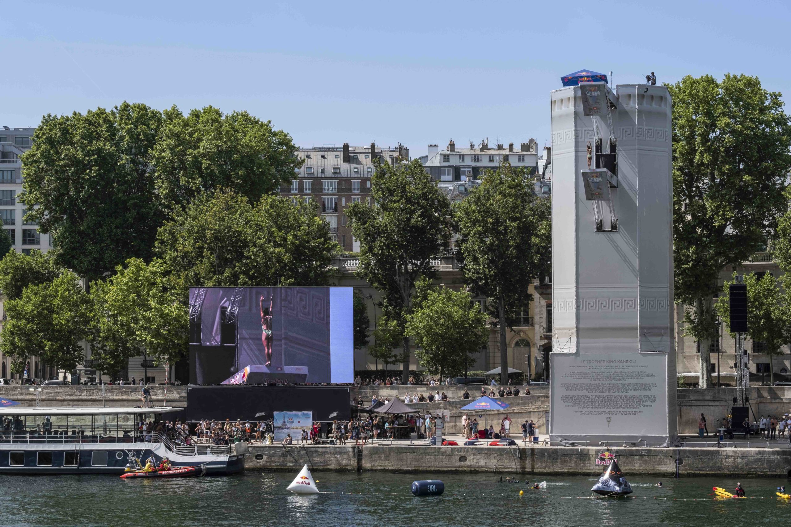 ecran-geant-led-supervision-redbull-cliffdiving-paris-lm103