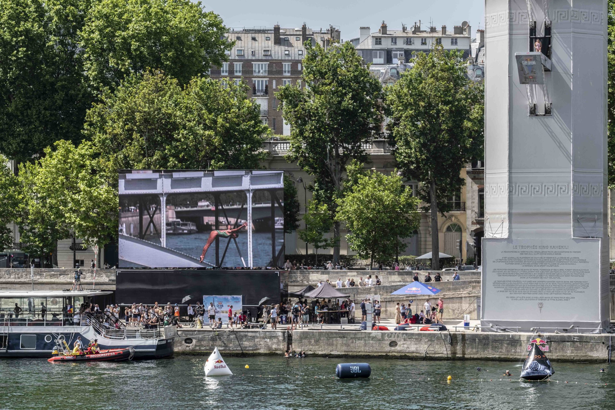 ecran-geant-led-supervision-redbull-cliffdiving-paris-lm103