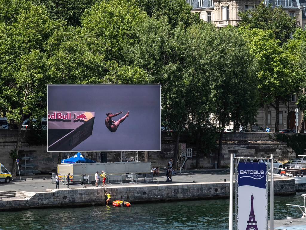 ecran-geant-led-supervision-red-bull-paris-cliff-diving