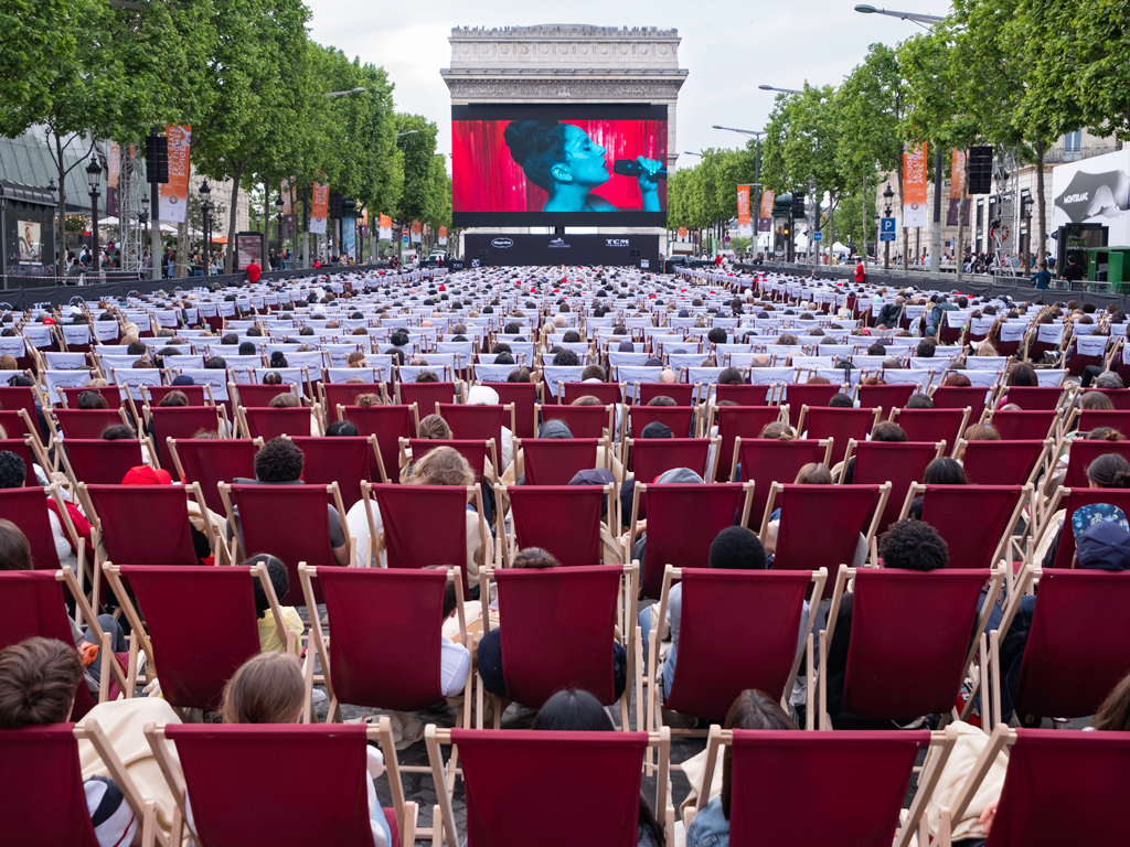 ecran-geant-led-supervision-un-dimanche-au-cinema