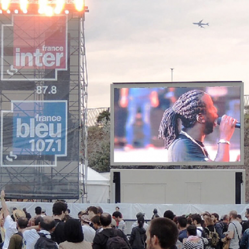 LMC30duoEcran sur mât rotatif en conteneur design