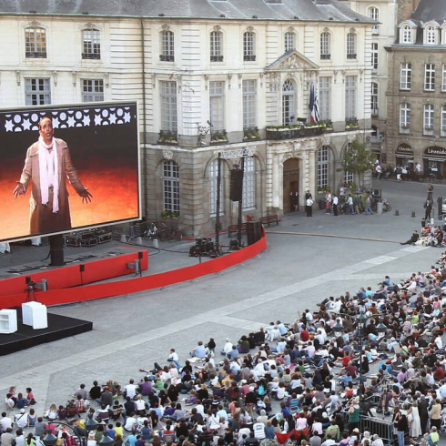 LM84Écran sur remorque design et sur mât rotatif