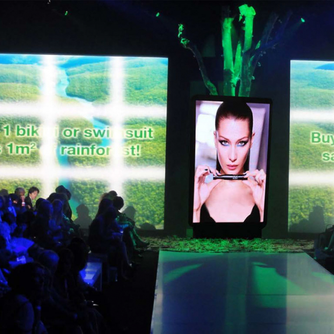 Écrans géants LEDNOMADES Les écrans nomades constituent une solution de communication intelligente et parfaite pour une utilisation en intérieur ou en extérieur, selon modèle. Avec une structure ultra-légère, ultra-fine et une résolution de pixel entre 2,5 mm et 3,9 mm, l’écran nomade bénéficie d’une ligne élégante et élancée.  Elle s’adapte aux différentes configurations d’installation, tout en ayant un coût opérationnel réduit et une basse consommation électrique.